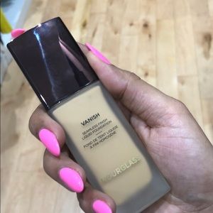 Hourglass vanish liquid foundation